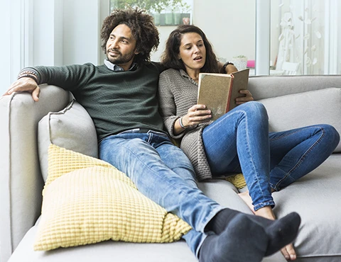 Couple relaxant sur le divan
